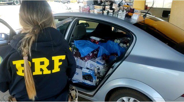 PRF apreende carro lotado com mercadorias contrabandeadas em Aparecida do Taboado