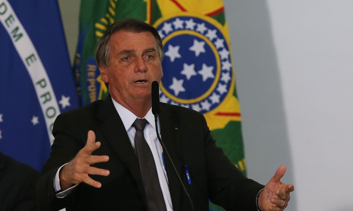 Bolsonaro sanciona lei que regulamenta transformação de times de futebol em empresas