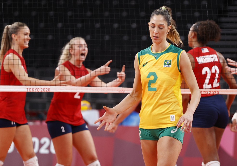 Brasil é dominado pelos EUA e é prata no vôlei feminino em Tóquio