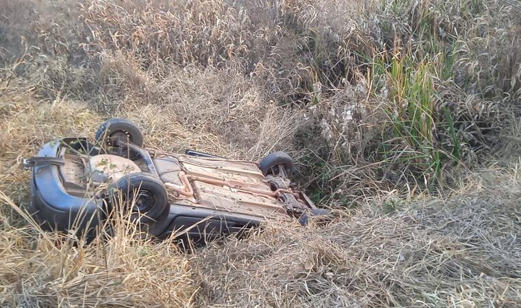 Seis ocupavam carro que capotou e matou 3 em rodovia; entre eles sobrinha de cantor e filho de secretário