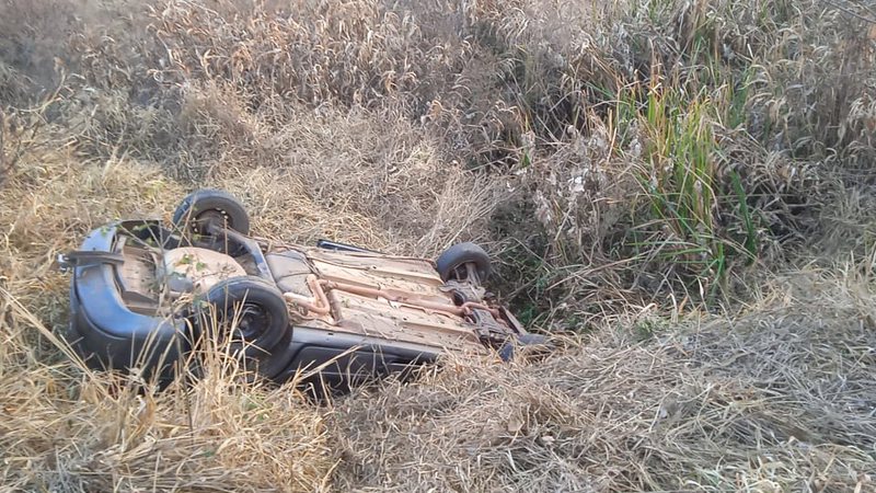 Seis ocupavam carro que capotou e matou 3 em rodovia; entre eles sobrinha de cantor e filho de secretário