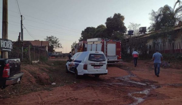 Marido encontra mulher morta em banheiro após casa pegar fogo em MS