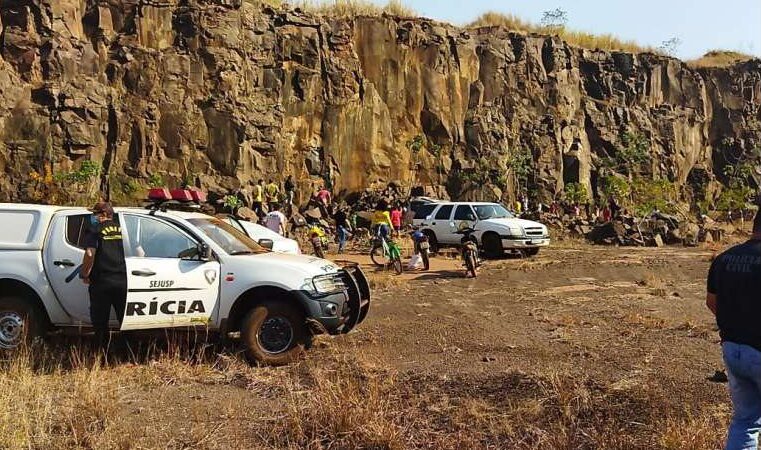 Polícia investiga se menina participava de festa com adolescentes antes de ser jogada de paredão