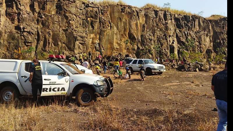 Polícia investiga se menina participava de festa com adolescentes antes de ser jogada de paredão