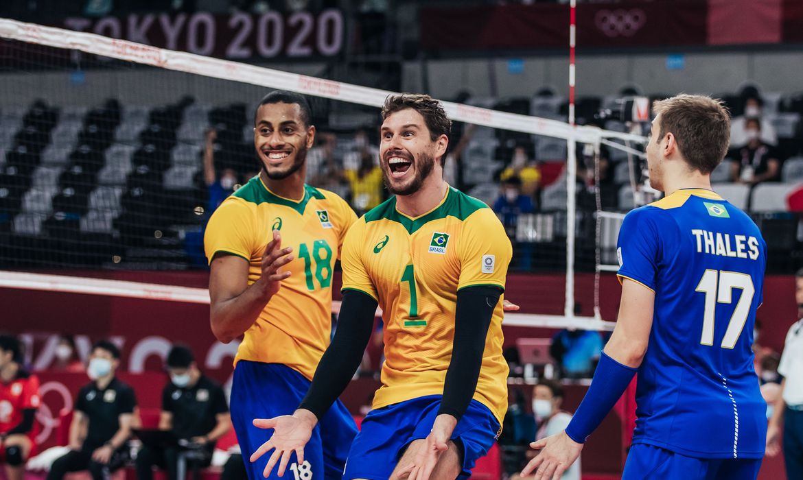 Vôlei: seleção masculina supera Japão e pega Comitê Russo na semi