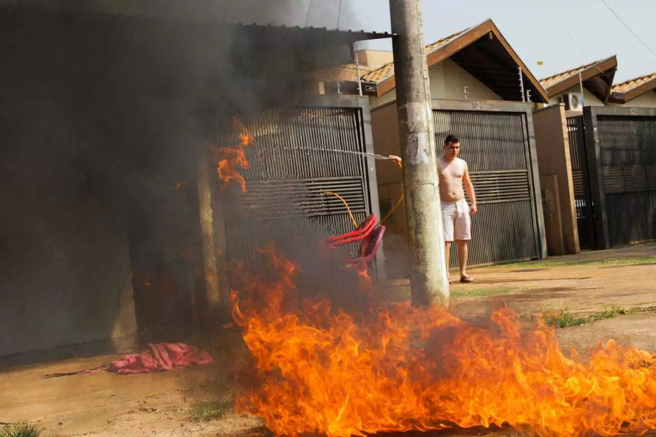 Incêndio destrói lanchonete e acaba com renda de família no Monte Castelo