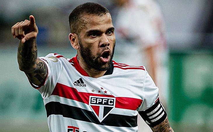 São Paulo diz que Daniel Alves não joga mais pelo clube