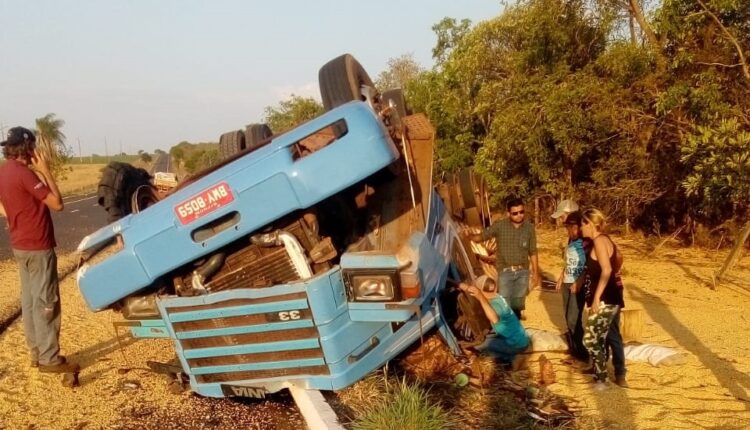 Carreta tomba após pneu estourar e mata motorista de 60 anos na BR-060, em Camapuã