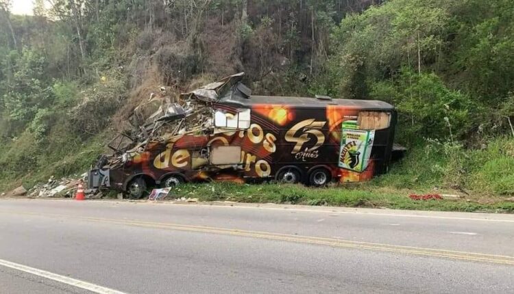 Vocalista da banda Garotos de Ouro morre em acidente com ônibus em SC