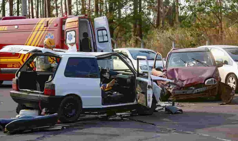 Três ficam feridos em acidente com carros e latas de cerveja são encontradas pela polícia