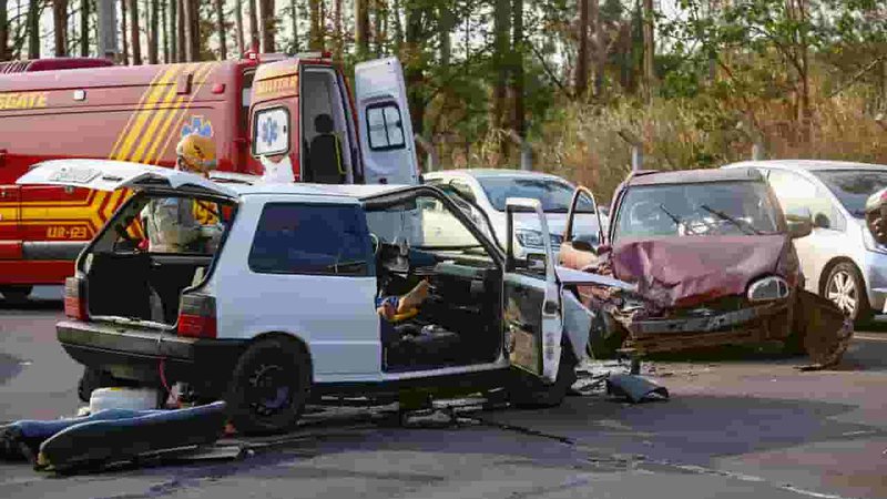 Três ficam feridos em acidente com carros e latas de cerveja são encontradas pela polícia