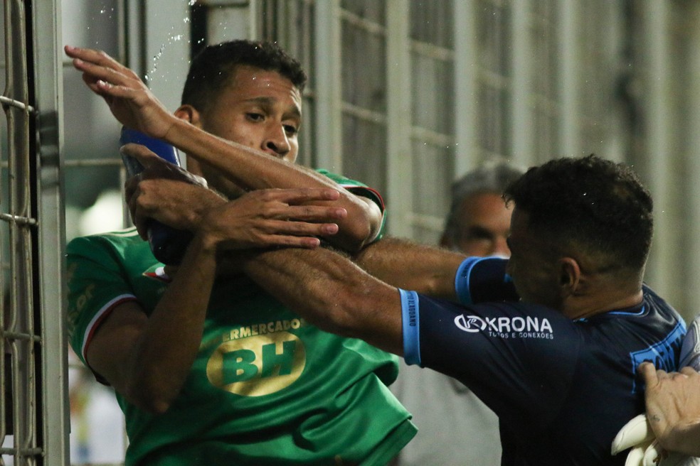 Fim de jogo entre Cruzeiro e CSA tem briga entre jogadores; time alagoano provoca após vitória em BH