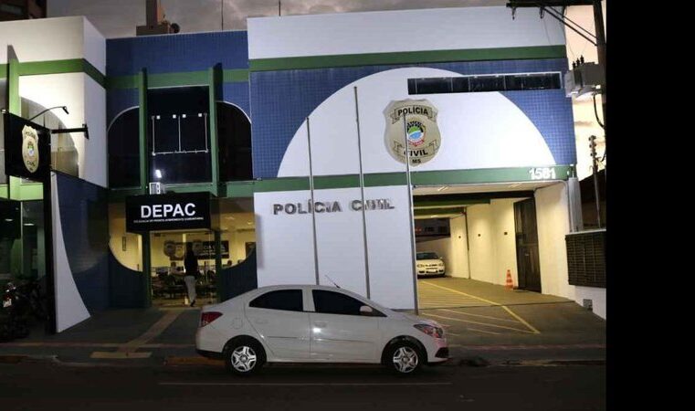 Jovem tem arma apontada para a cabeça durante roubo de carro e trio é preso em casa pela PM