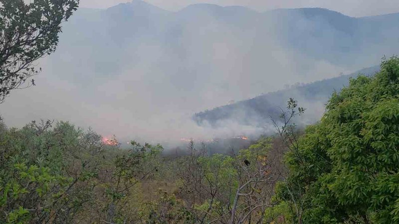 Incêndio é controlado no topo do Morro do Urucum e aeronave pode reforçar combate no Pantanal