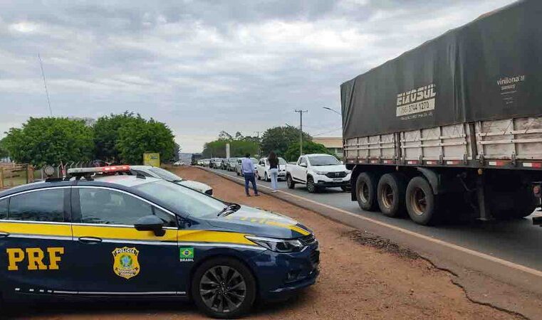 Justiça determina desbloqueio imediato de caminhoneiros bolsonaristas na BR-163 em MS