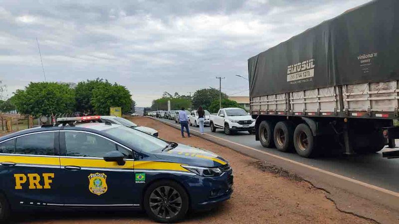 Justiça determina desbloqueio imediato de caminhoneiros bolsonaristas na BR-163 em MS