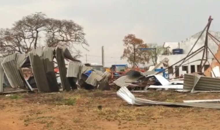 Ventania de 75 km/h derruba empresa em Água Clara