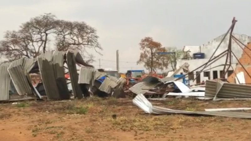 Ventania de 75 km/h derruba empresa em Água Clara