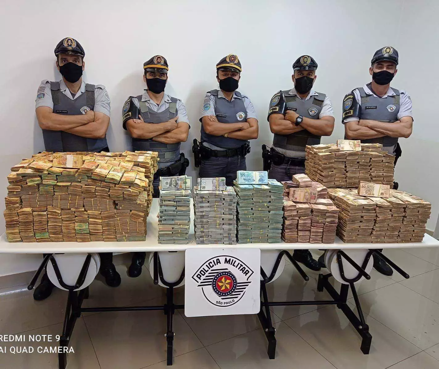 Polícia paulista encontra quase R$ 12 milhões em carreta com placas de MS