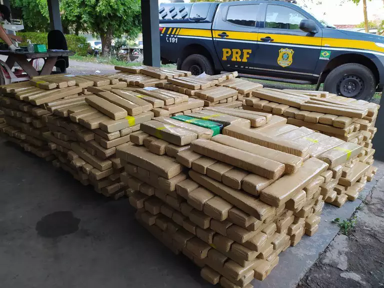 Com placas falsas, camionete é abandonada com 1,5 tonelada de maconha