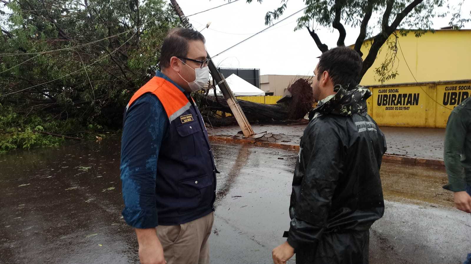 Prefeito decreta emergência em cidade onde temporal derrubou 120 árvores