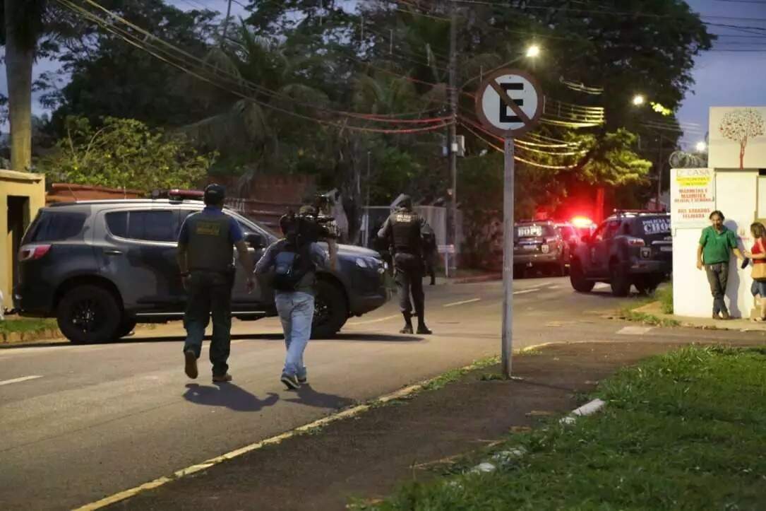 Tio e sobrinho dizem que foram recebidos a tiros ao tentar roubar cadeiras