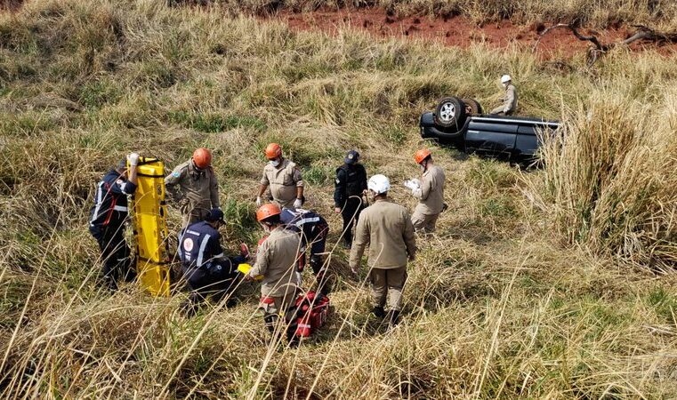 Dois morrem após caminhonete com 7 pessoas cair em ribanceira no anel viário de Campo Grande