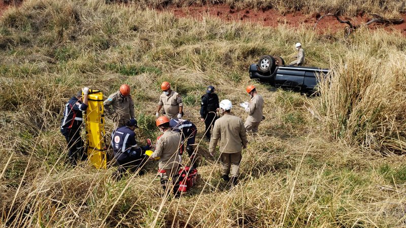 Dois morrem após caminhonete com 7 pessoas cair em ribanceira no anel viário de Campo Grande