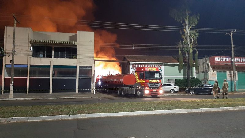 Bombeiros combatem incêndio de grandes proporções em madeireira na Manoel da Costa Lima