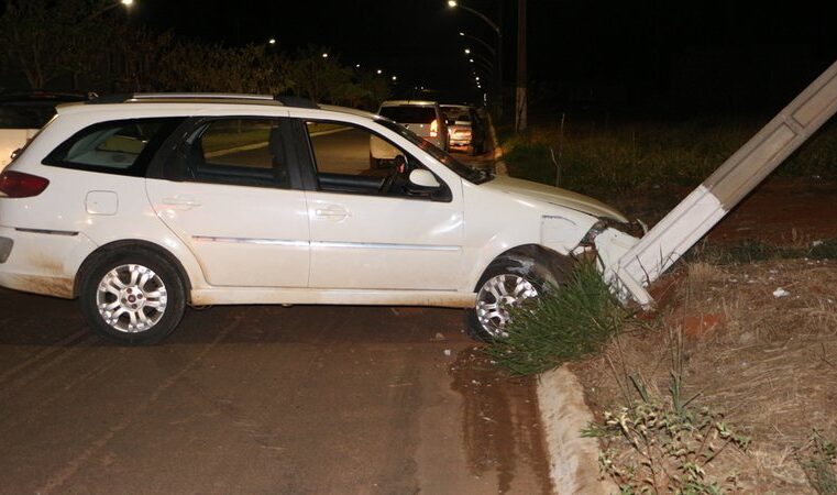 Motorista embriagado perde controle e bate carro em poste em cidade de MS