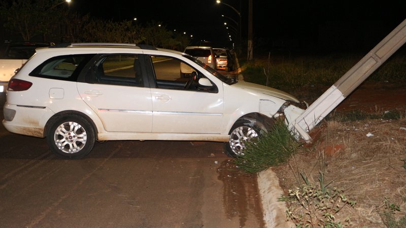 Motorista embriagado perde controle e bate carro em poste em cidade de MS