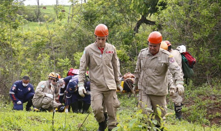 Marido tentava resgatar esposa quando caiu de altura de 8 metros em córrego nas Moreninhas