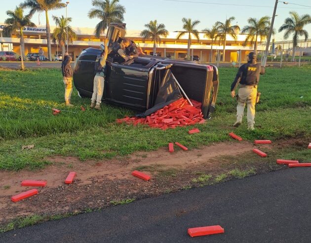 Motorista capota caminhonete roubada e espalha maconha na rodovia BR-153