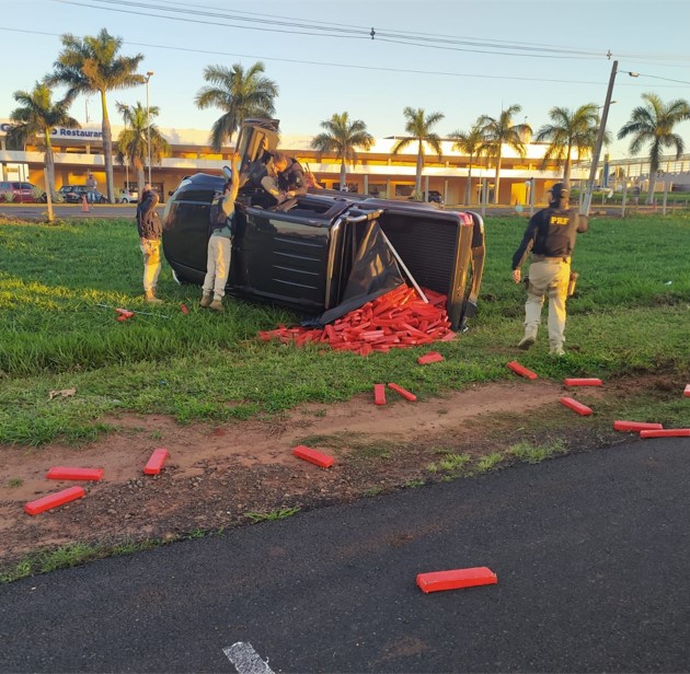 Motorista capota caminhonete roubada e espalha maconha na rodovia BR-153