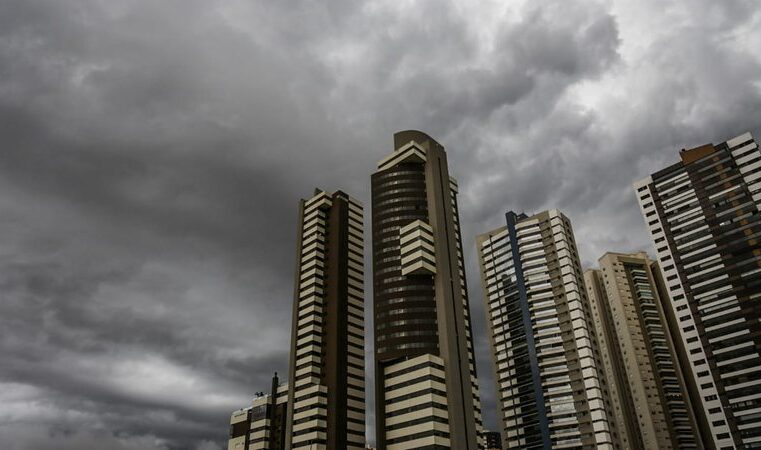 Domingo de chuva com ventos fortes e possível queda de granizo em MS