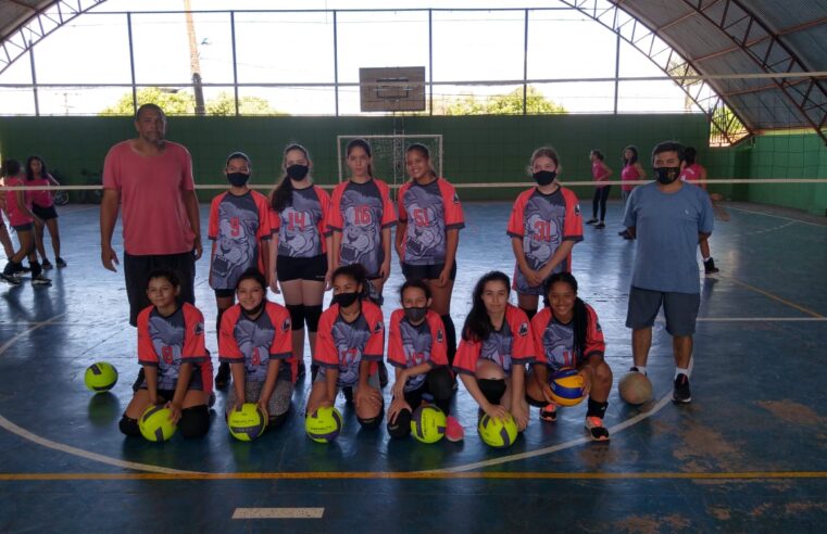 Escolinha de Voleibol do Projeto Bom de Bola Bom na Escola recebe novas bolas