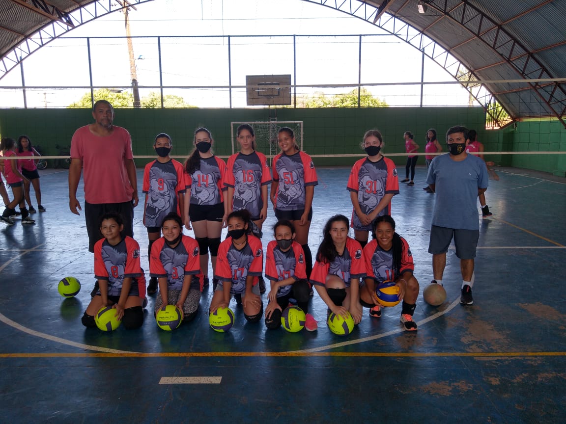 Escolinha de Voleibol do Projeto Bom de Bola Bom na Escola recebe novas bolas