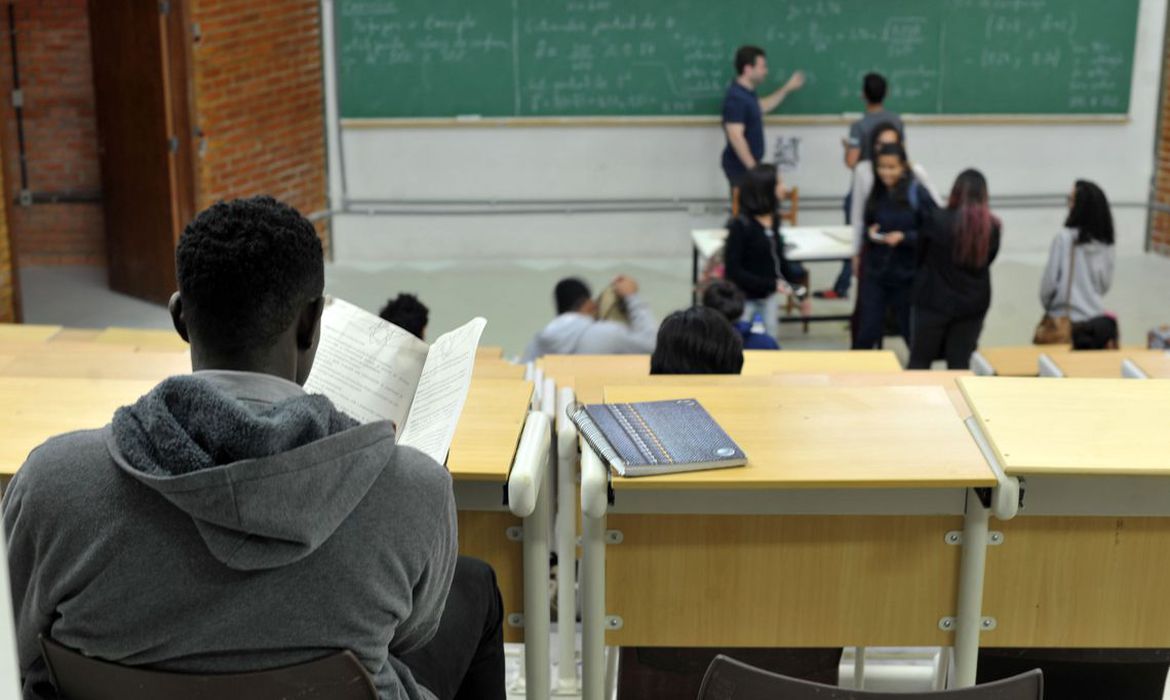 Prouni concede bolsas integrais e parciais em faculdades particulares