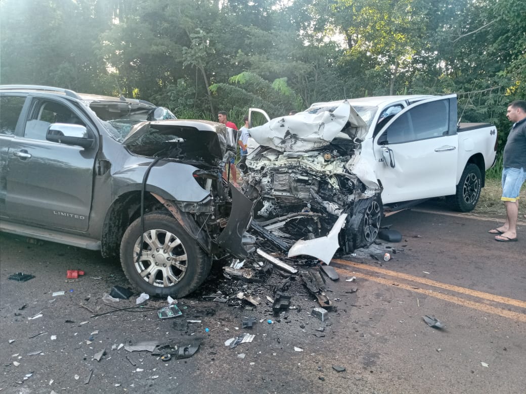 COLISÃO frontal entre duas caminhonetes deixa seis pessoas feridas na BR-060, entre elas moradores de Chapadão do Sul