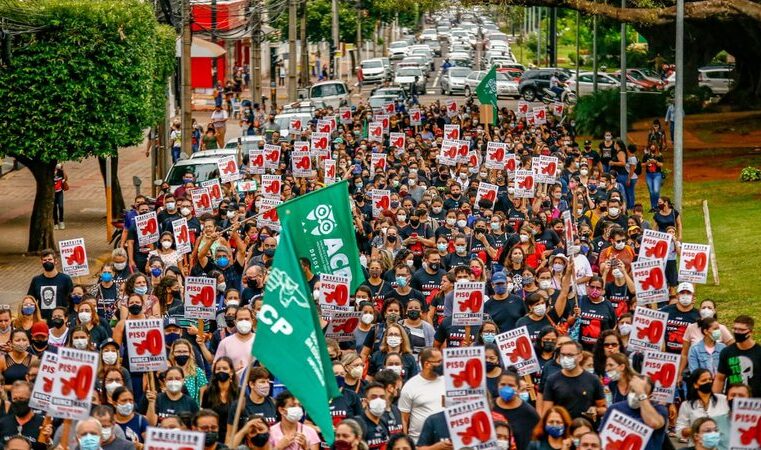 Professores fazem protesto por reajuste e têm reunião marcada na Prefeitura de Campo Grande