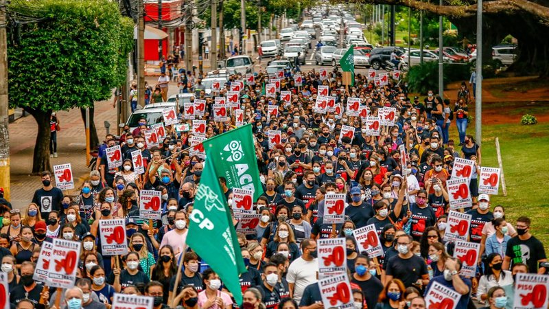 Professores fazem protesto por reajuste e têm reunião marcada na Prefeitura de Campo Grande