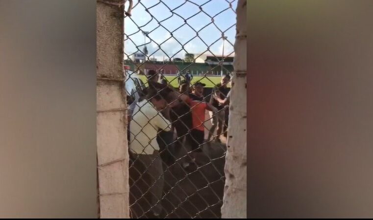 Durante partida de futebol coronel da PM se envolve em briga generalizada em estádio