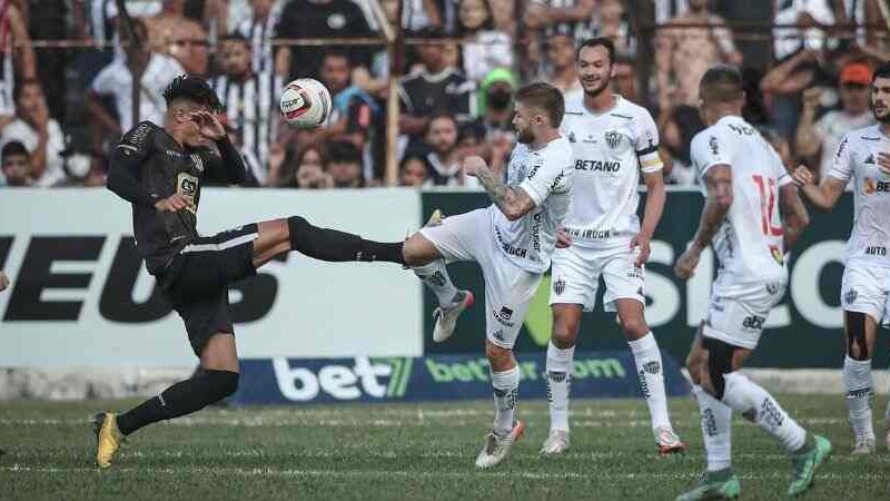 Atlético-MG marca no fim, vence Democrata-GV e fica perto de garantir 1º lugar