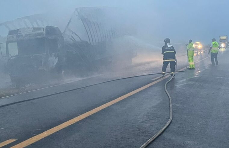 INCÊNDIO destrói caminhão que transportava roupas na MS-306. Corpo de Bombeiros de Chapadão do Sul controlou as chamas