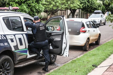 Homem que teve carro furtado vê próprio veículo circulando em alta velocidade, persegue e rende ladrão