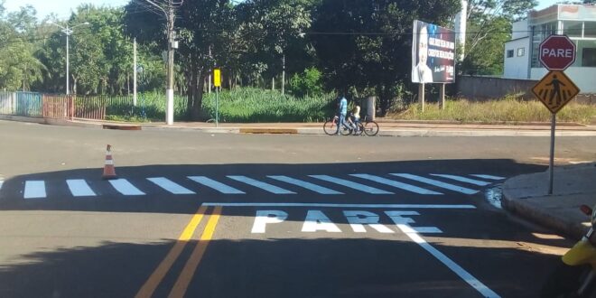 PREFEITURA MUNICIPAL DE CASSILÂNDIA-MS, ATRAVÉS DO DEMUTRAN, REALIZA PINTURAS DE SINALIZAÇÃO DE TRÂNSITO NAS RUAS NO CENTRO DA CIDADE, CONFIRA