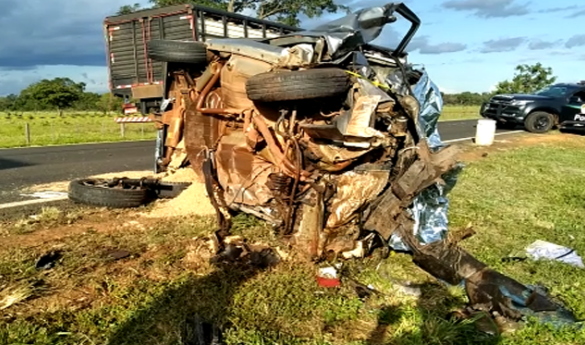 COLISÃO frontal entre carreta e Fiat Uno matou duas pessoas na MS-306. Sobe para três o número de vítimas fatais no espaço de uma semana na rodovia