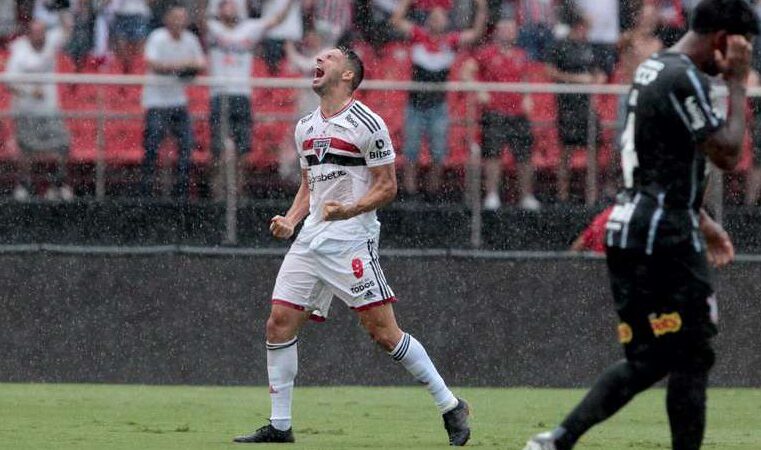 São Paulo bate ‘estrelado’ Corinthians de Vitor Pereira em bom clássico