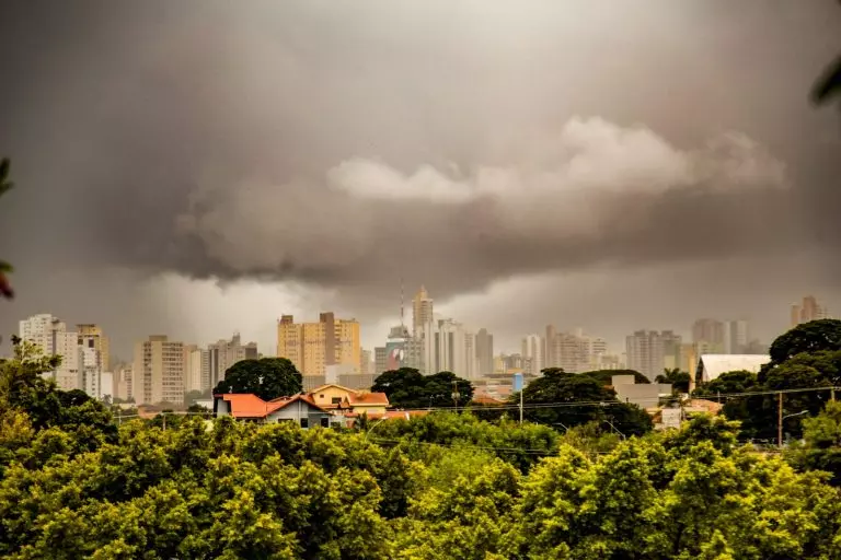 Inmet emite alerta de tempestade e ventos de até 100 km/h em MS