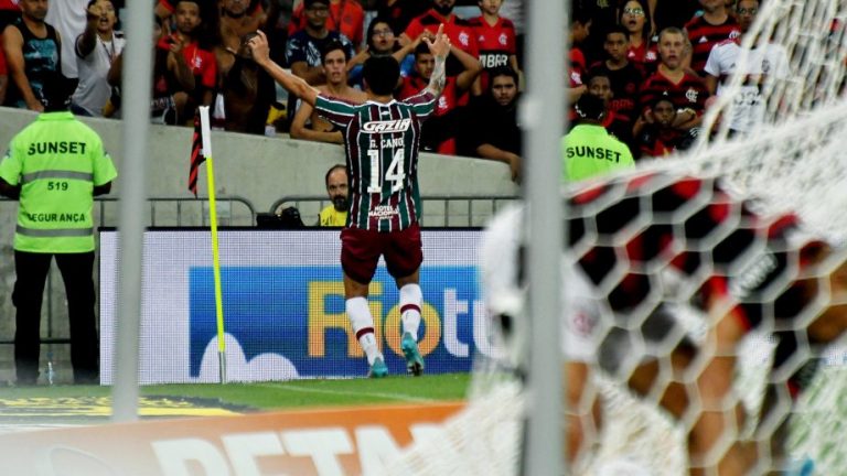 Fluminense marca 2 gols no fim e abre vantagem sobre Flamengo na final do Carioca